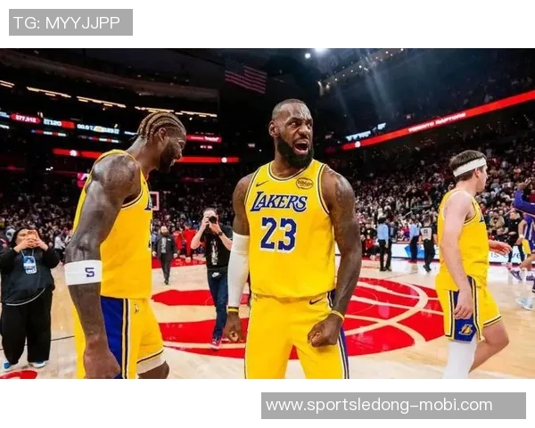 詹姆斯开局火热展现侵略性为拉拉维亚球队奠定胜利基调