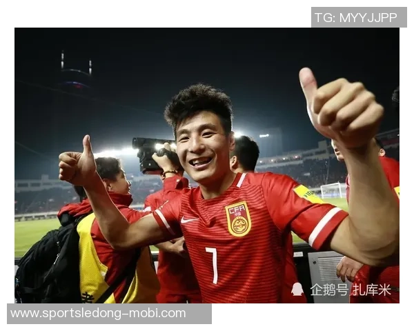 东体报道U22国足集训期间足协副主席许基仁亲临现场为球队加油助威